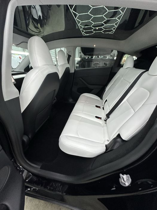 Tesla Y . Черна з Білим салоном!