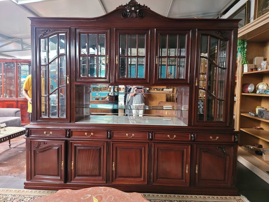 Grande móvel em madeira com fundo em espelho e banc