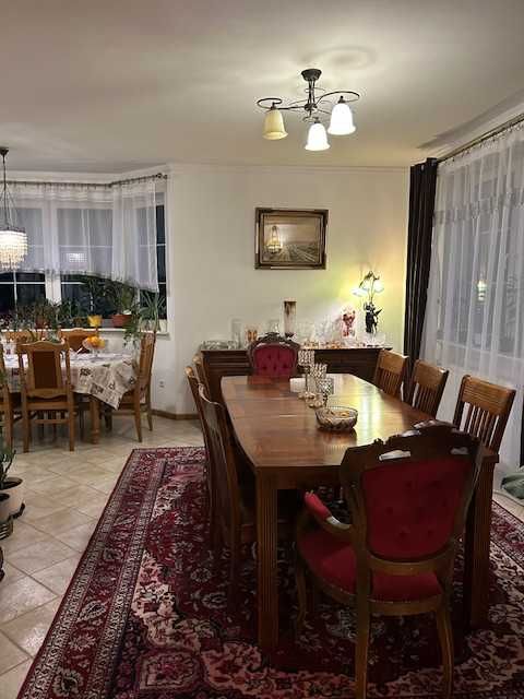 Stół dębowy z litego drewna plus 6 krzeseł.