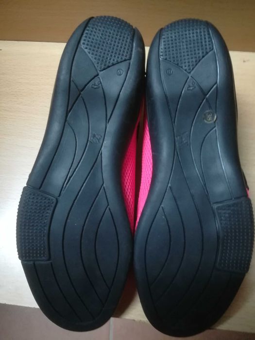 Ténis novos desportivos da Luc Mango, n. 38 e 36, sola direita.