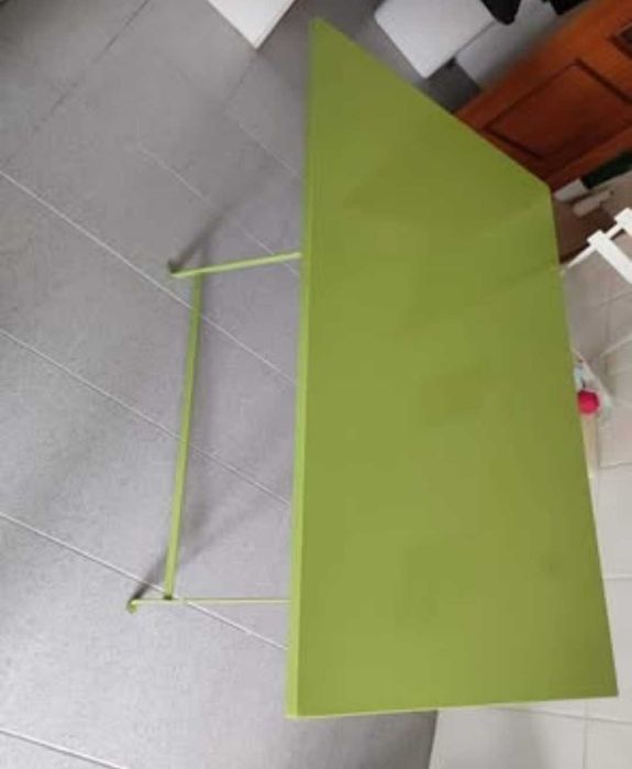 Mesa de jardim e cadeiras