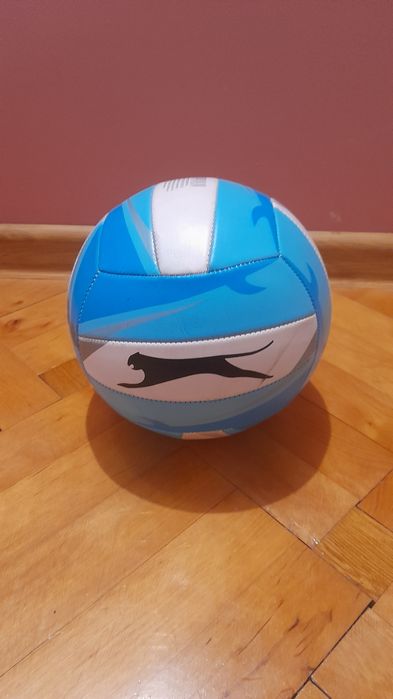 Niebieska profesjonalna piłka do siatkówki.