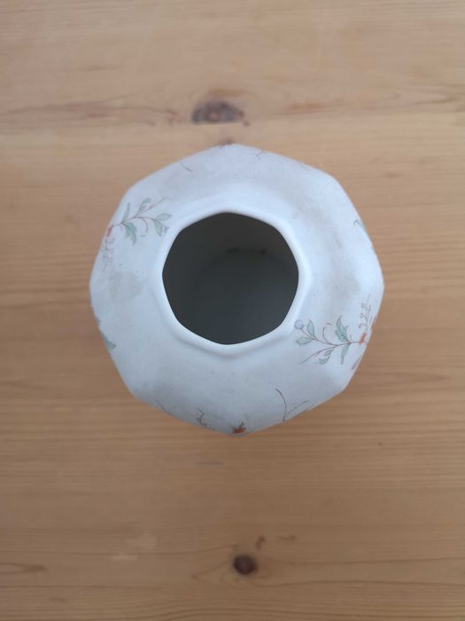 Jarra decorativa em porcelana com flores