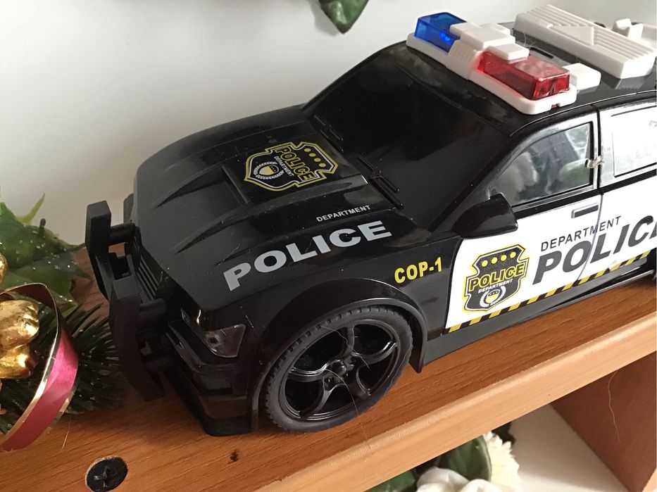 Auto. Samochód policyjny dla dziecka. Zabawka