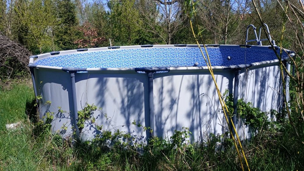 Duży basen ogrodowy