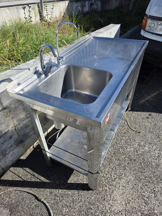 Bancada de Inox com pia e 2 torneiras