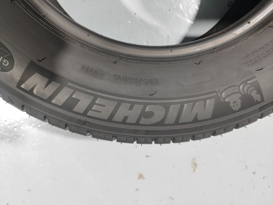 2 pneus semi novos Michelin 205-65R15 - Oferta dos Portes