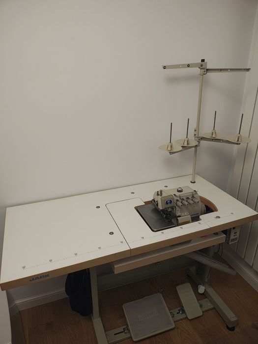 Overlock przemysłowy Jack z oryginalnym stołem