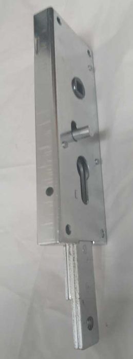 Prefer Fechadura basculante para garagem