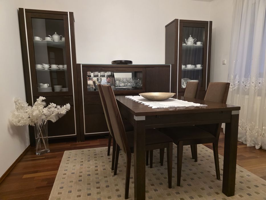 Zestaw drewnianych mebli