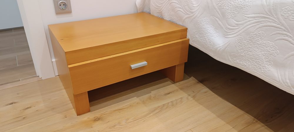 Mesa de cabeceira em bom estado