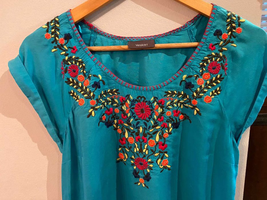 Túnica azul com flores, C&A