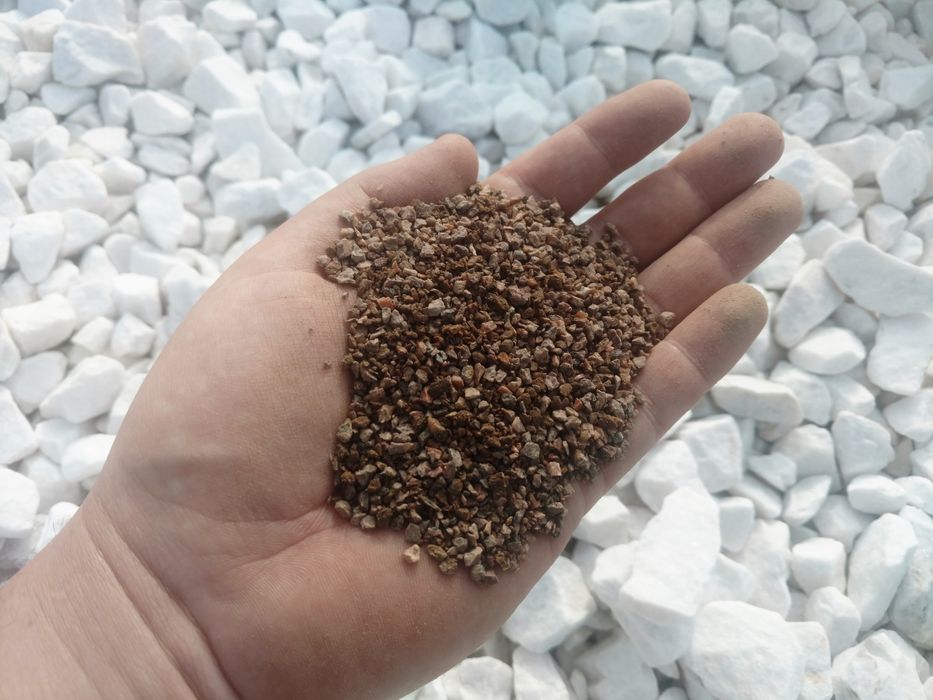 Grys czarny piasek bazaltowy grafitowy bazalt drobny kamień gres żwir