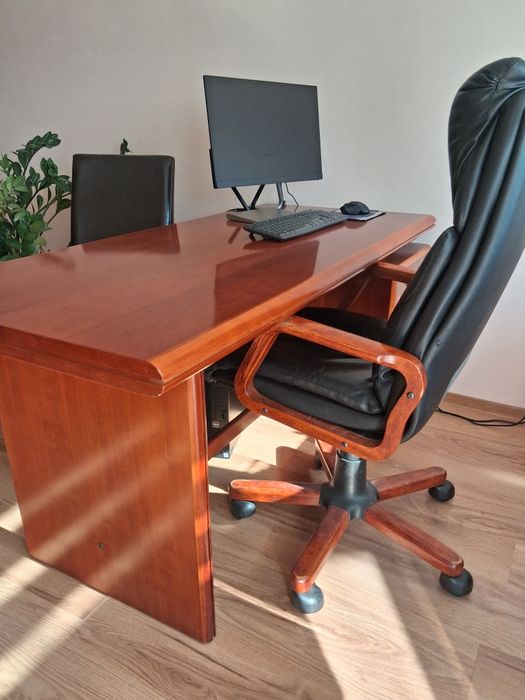 Zestaw masywny mebli biurowych