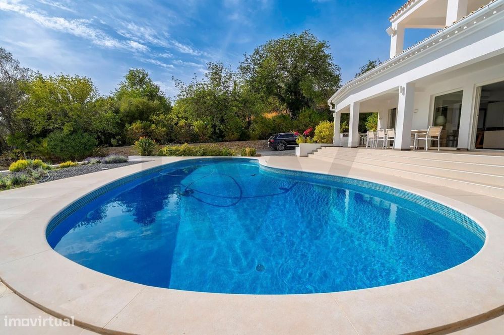 Moradia de Luxo com Vista Mar e piscina a 5 Minutos do Centro de Loulé