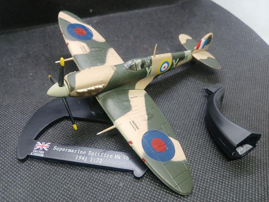 Miniaturas  de aviões  1:73 novos com fascículos