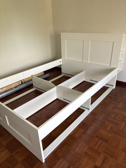 Cama com estrado e cabiceira