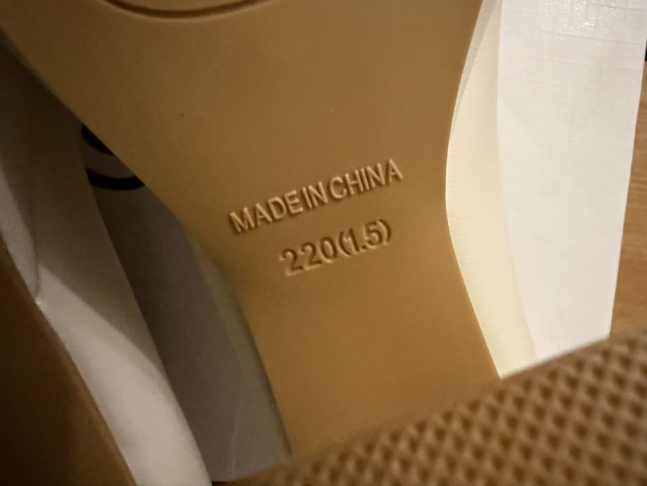 Туфли новые,бежевый цвет,застёжка бусинками