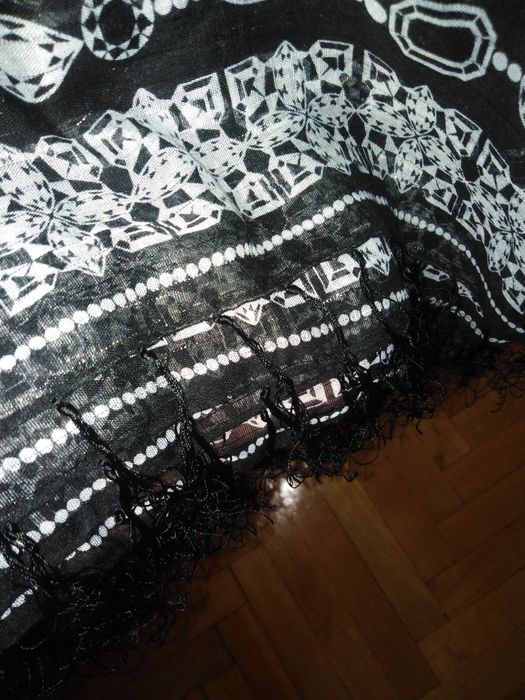 Czarno-biała chusta H&M