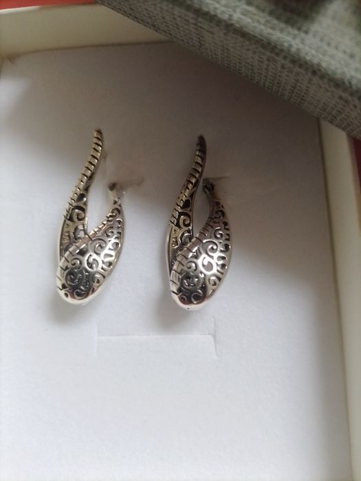 Сережки в подарунковій коробці.