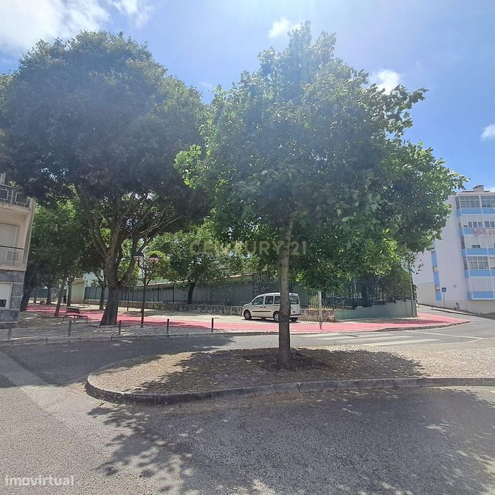 T2 renovado com requinte e logradouro privativo, em ótima zona da Amad