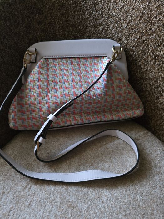 Сумка Guess з кольоровим плетінням