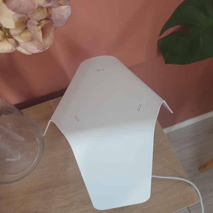 Norann copenhagen Lampka nocna stołowa metal biała