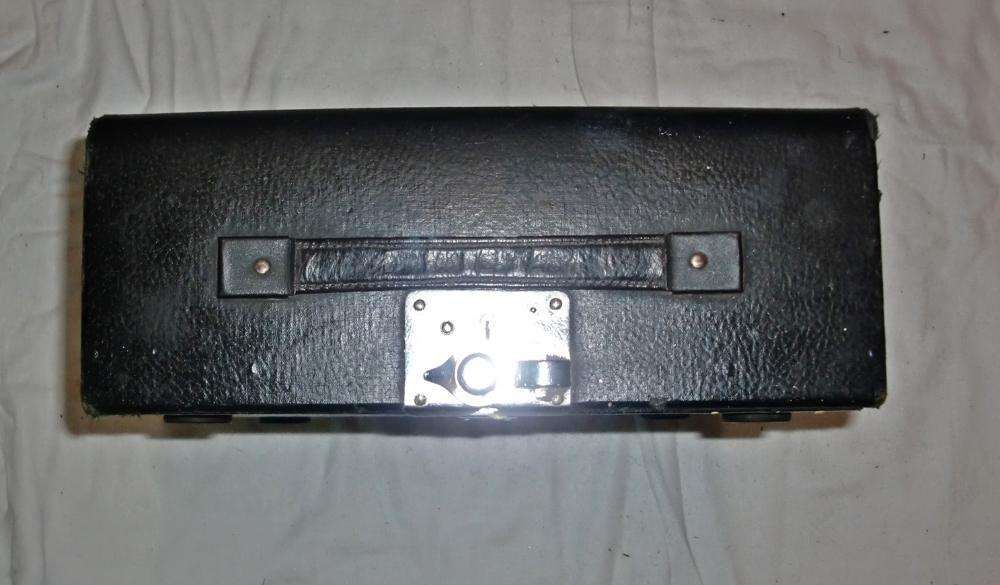 Máquina de escrever antiga Imperial com caixa de transporte