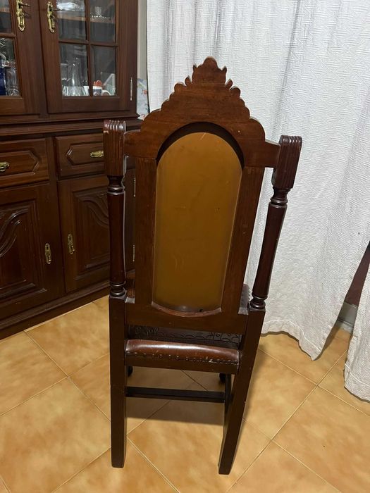 Conjunto de Mesa em Madeira com 6 Cadeiras