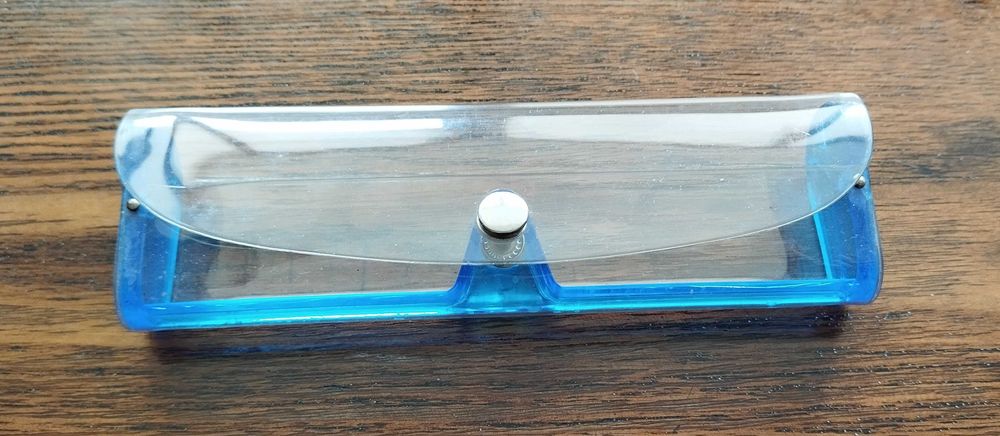 Прозрачный чехол для очков .