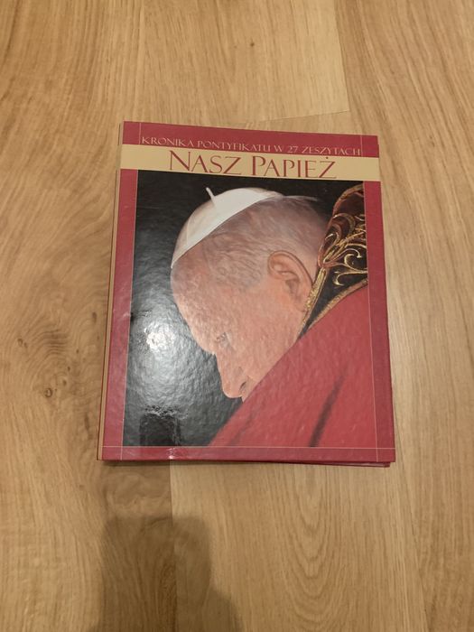 Jan Paweł II - segragtory z gazetami