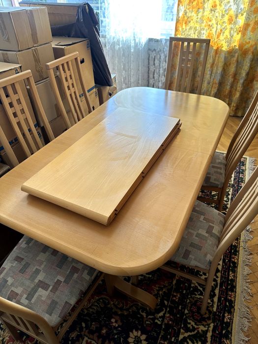 Jasny stół rozkładany z 6 krzesłami