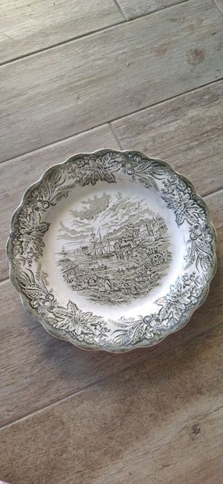 Vende-se pratos Antigos