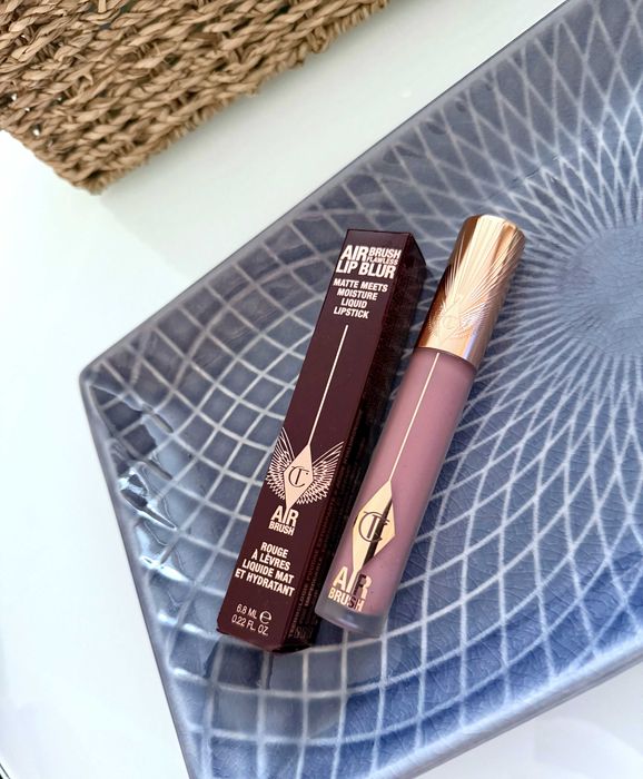Рідка помада Charlotte Tilbury Airbrush Flawless Matte Lip Blur