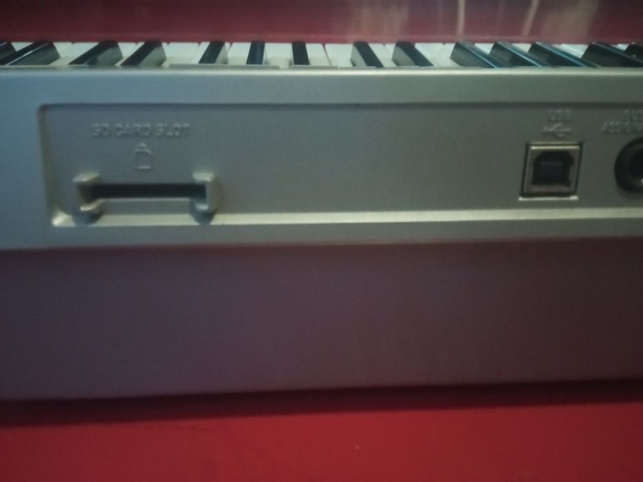 Синтезатор  casio работает от сети или на батарейках