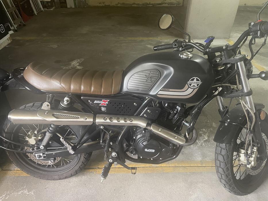 Vendo mota UM Renegade X-Naked Coffee 125cc (2022)