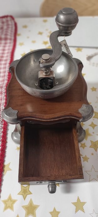 Moinho de café em estanho e madeira