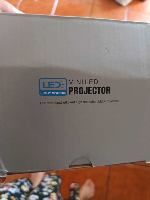 Mini Projetor Inteligente AMX100 (HD/Android 11/Wi-Fi 6) + Suporte – Como Novo