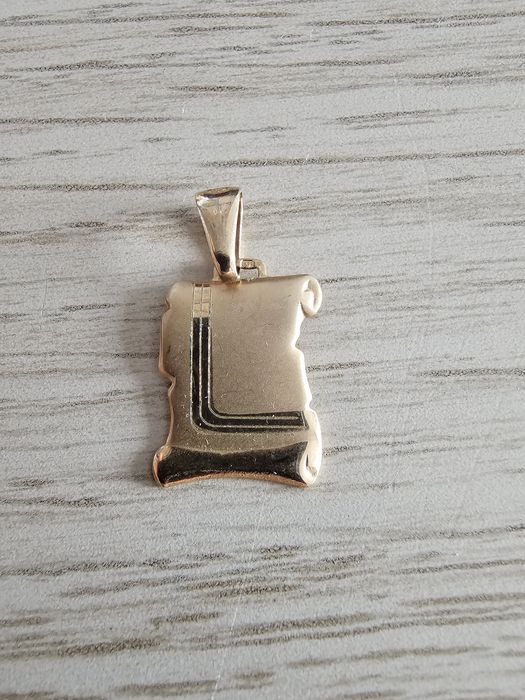 Pendente em forma Pergaminho ouro 9Kt