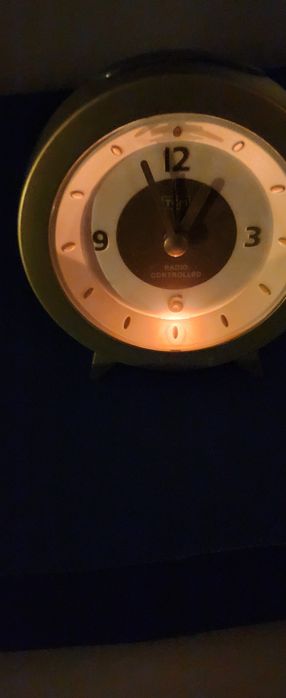 Budzik podświetlany sam zmieniający czas