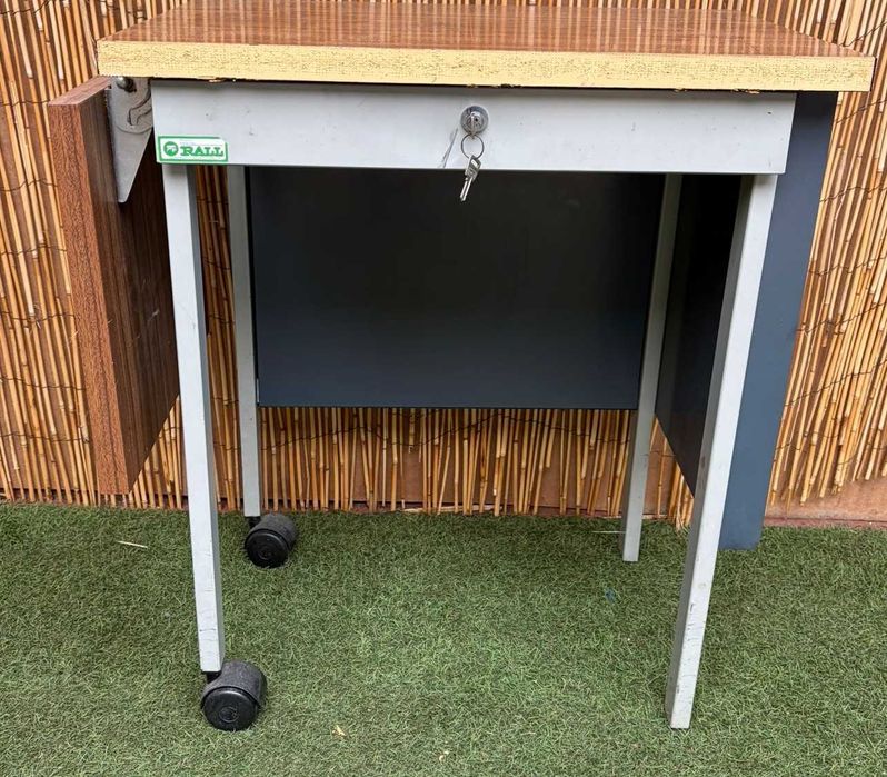 Mesa de escritório vintage com estrutura de metal cinzento com chave