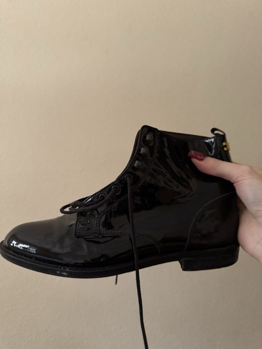 Lakierowane botki do kostki marki Russell & Bromley