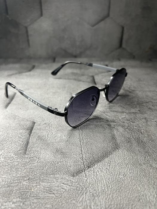 Солнцезащитные очки Prada