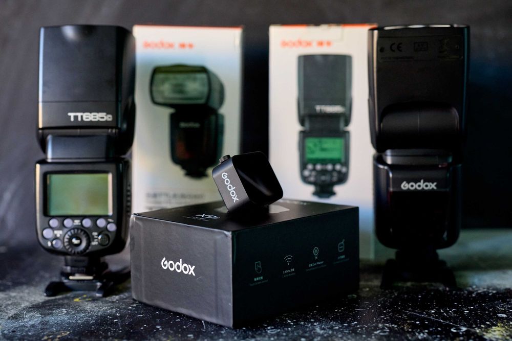 Два спалахи Godox TT685C та синхронізатор Godox X3C