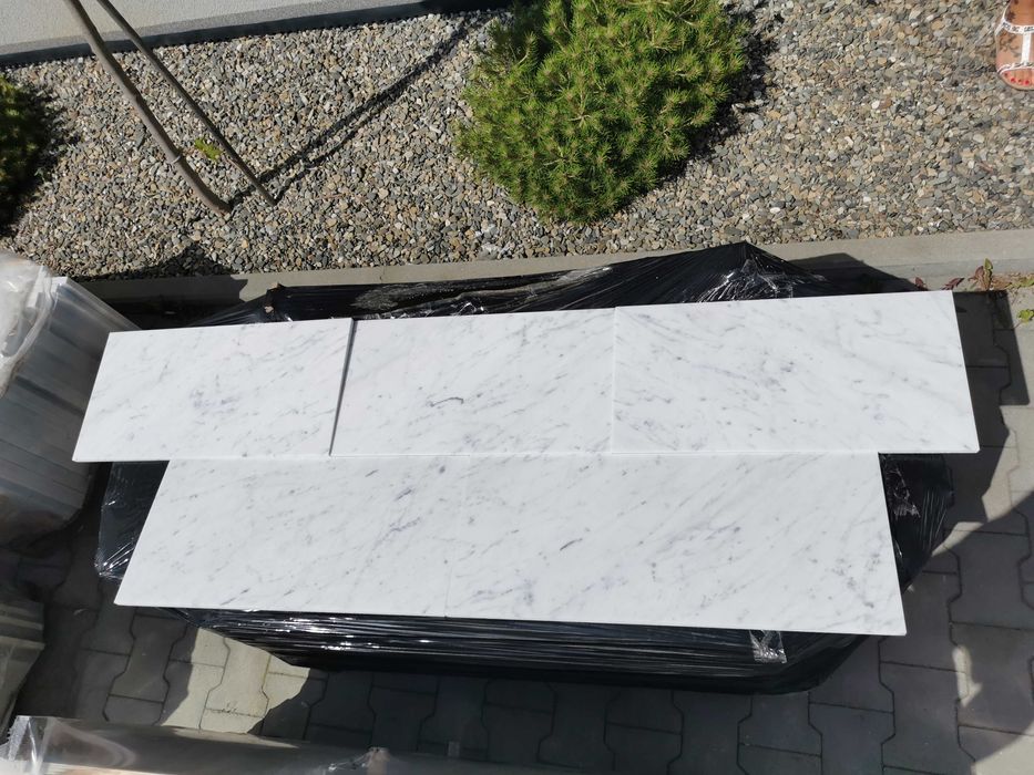 Płytki marmurowe CARRARA BIANCO pasy 1 cm polerowane