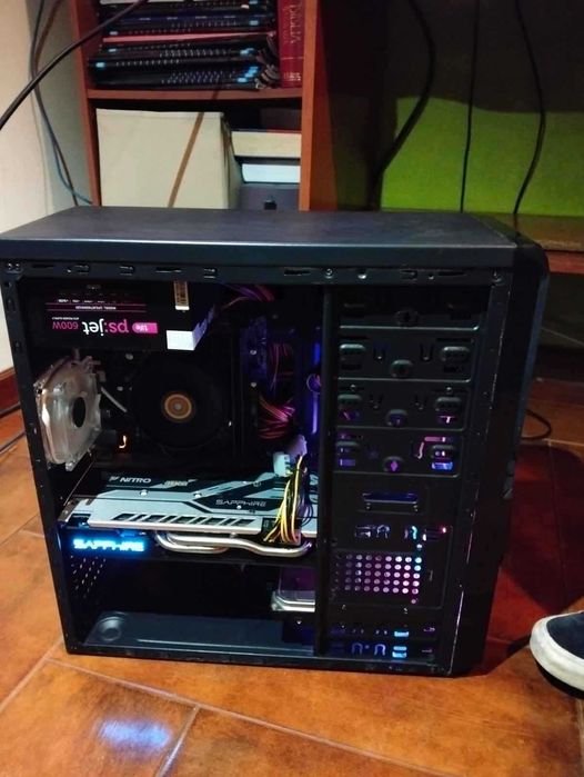 Computador fixo usado em bom estado