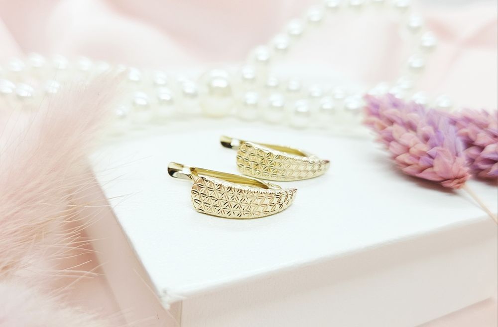 Złote kolczyki na angielskie zapięcie