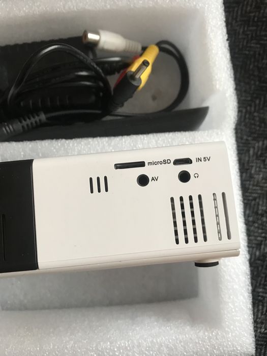 Мультимедійний проектор з динаміком портативний HD YG300 + екран