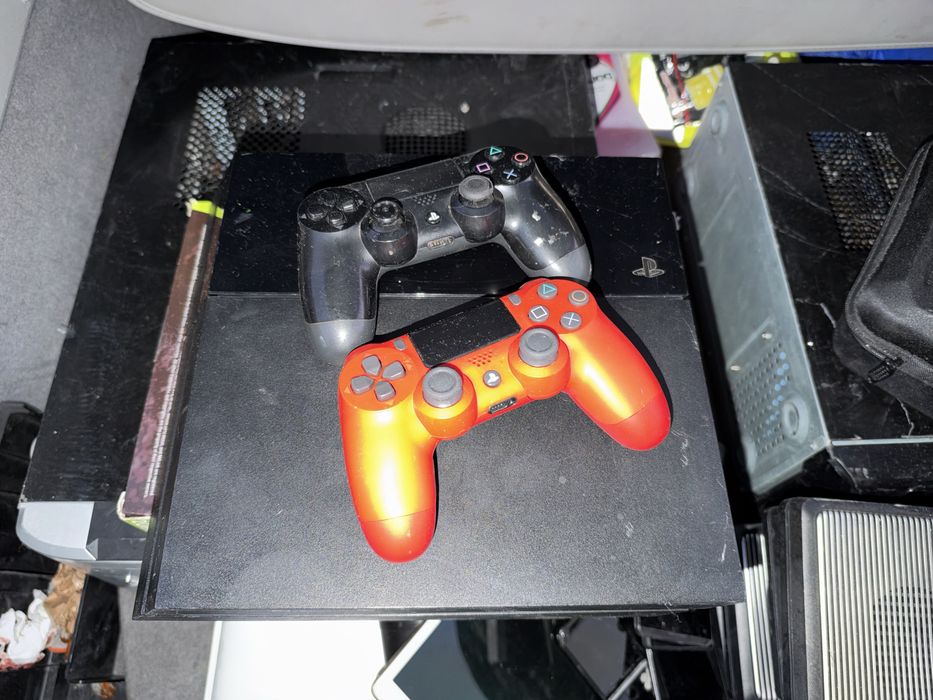 Konsola PlayStation 4 + 2 Pady