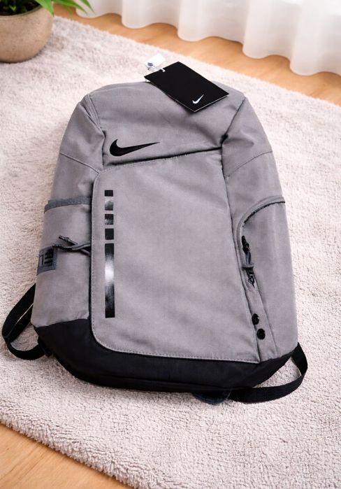 Plecak Nike Elite 

praktyczny i stylowy model idealny do szkoły, na trening lub na co dzień. Pojemny, wygodny i wykonany z trwałego materiału, dzięki
